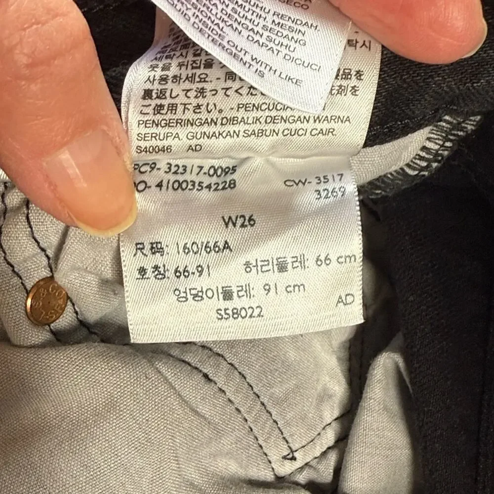 Levis trashed black